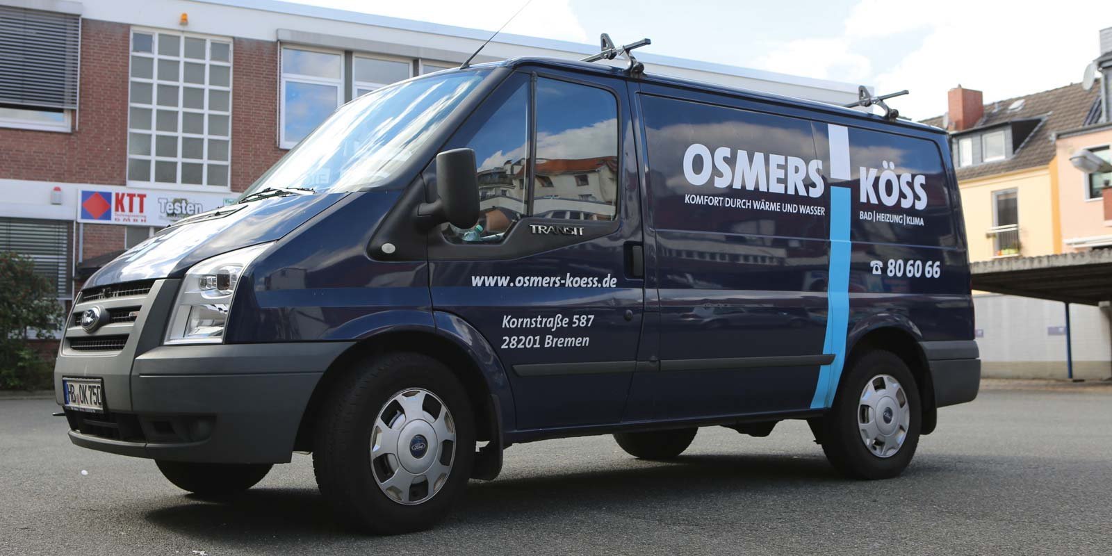 Der OSMERS KÖSS Van, der Dienstleistungen für Bad, Heizung und Klima anbietet, parkt vor einem modernen Gebäude.